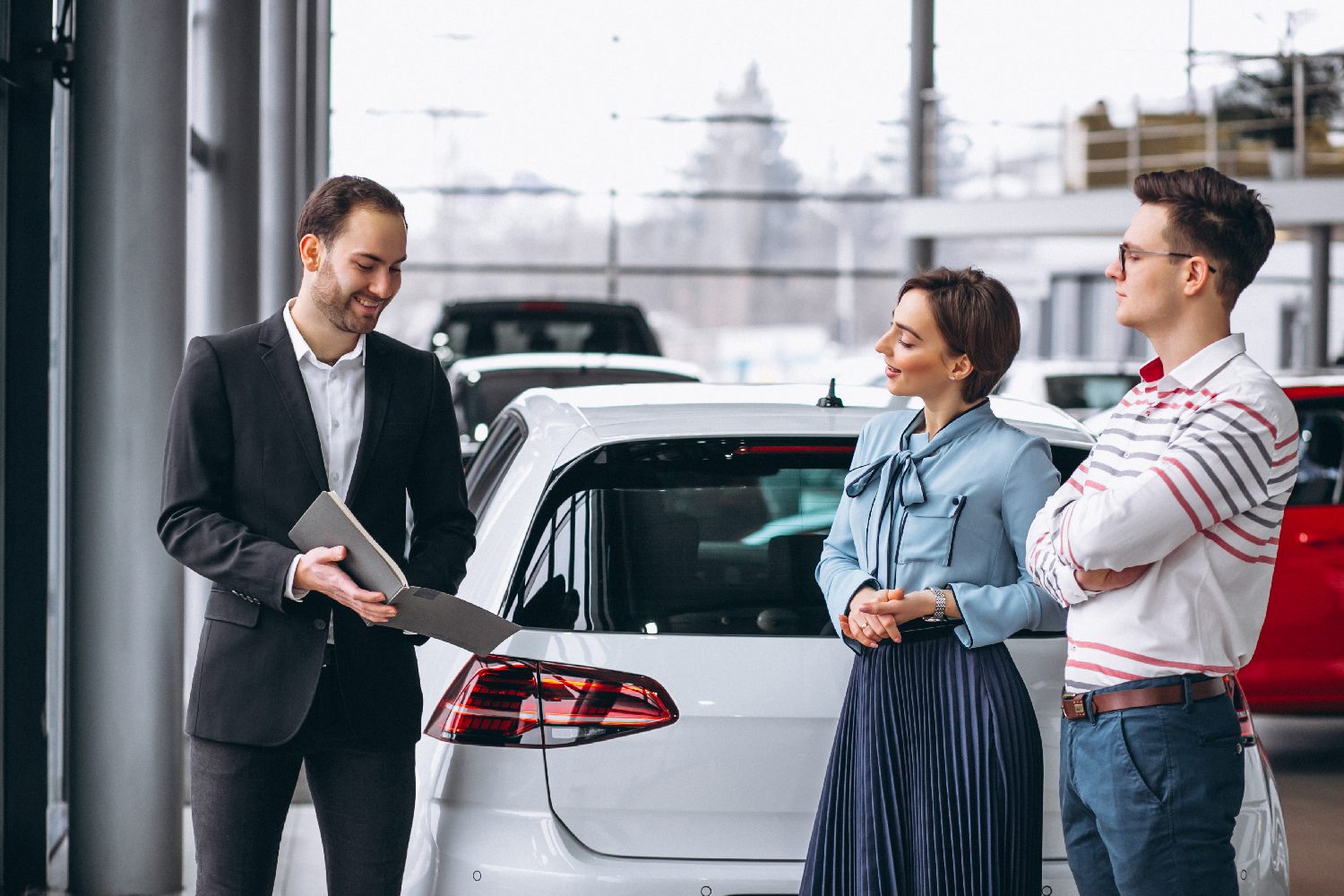 young-family-buying-car